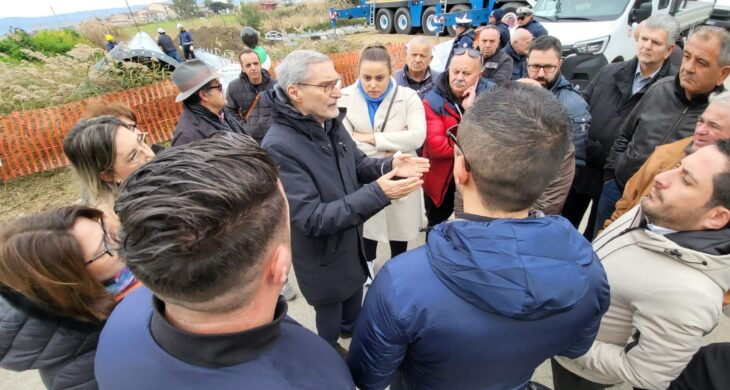 Sibari, traliccio per stazione radio-base a pochi metri da case e scuole. Laghi: tutela della salute obiettivo primario.