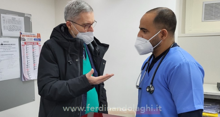 Ferdinando Laghi discute con un medico cubano.