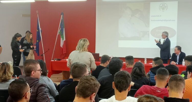 Laghi incontra gli studenti dell’Istituto “E. Majorana” di Corigliano Rossano sul rapporto ambiente-salute.